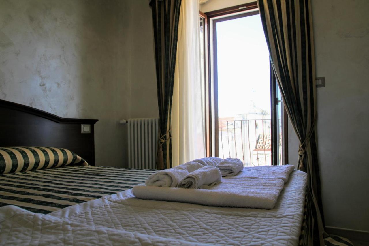 Camere in centro storico - Arco Monte SantʼAngelo Esterno foto