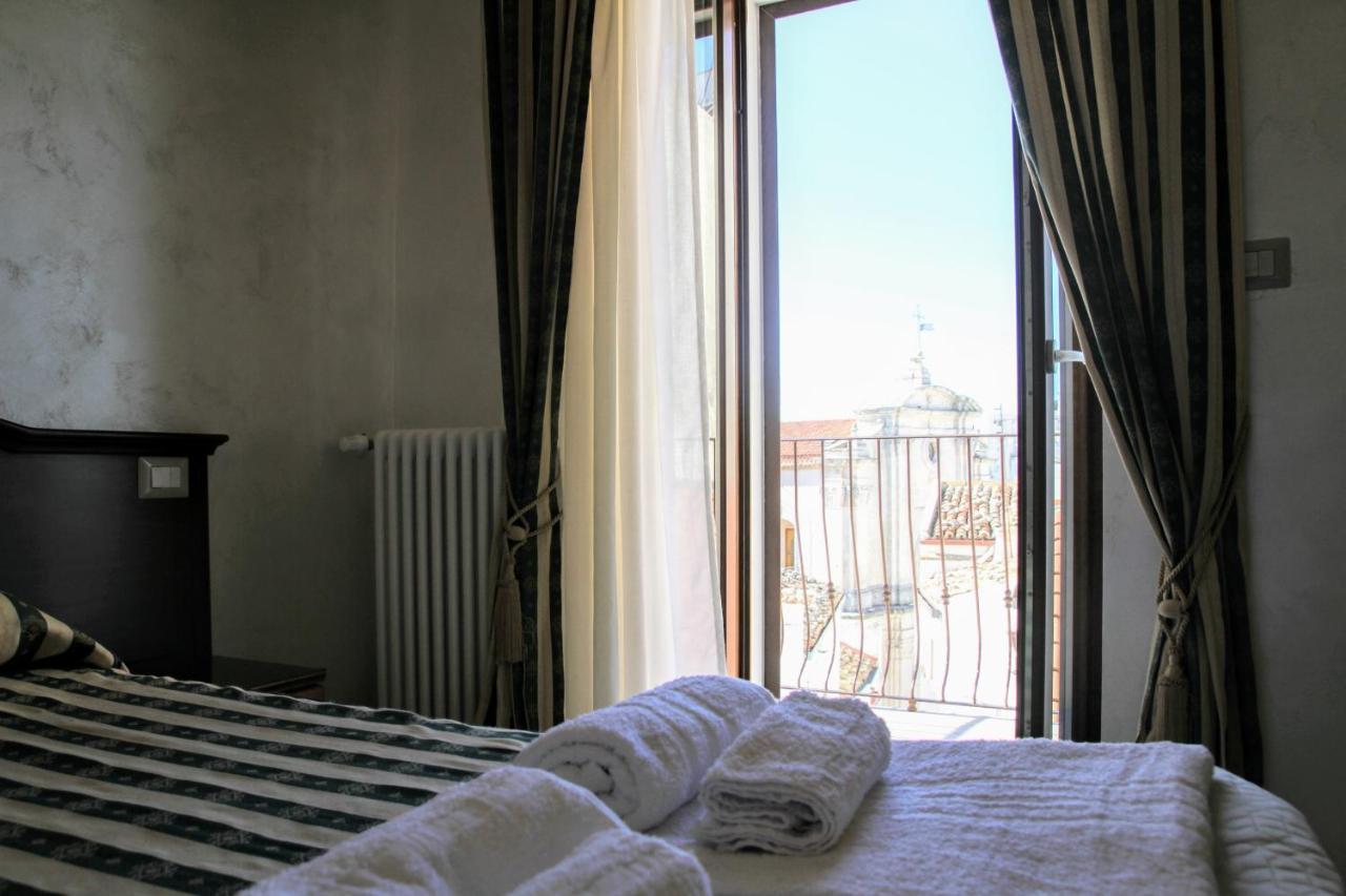Camere in centro storico - Arco Monte SantʼAngelo Esterno foto